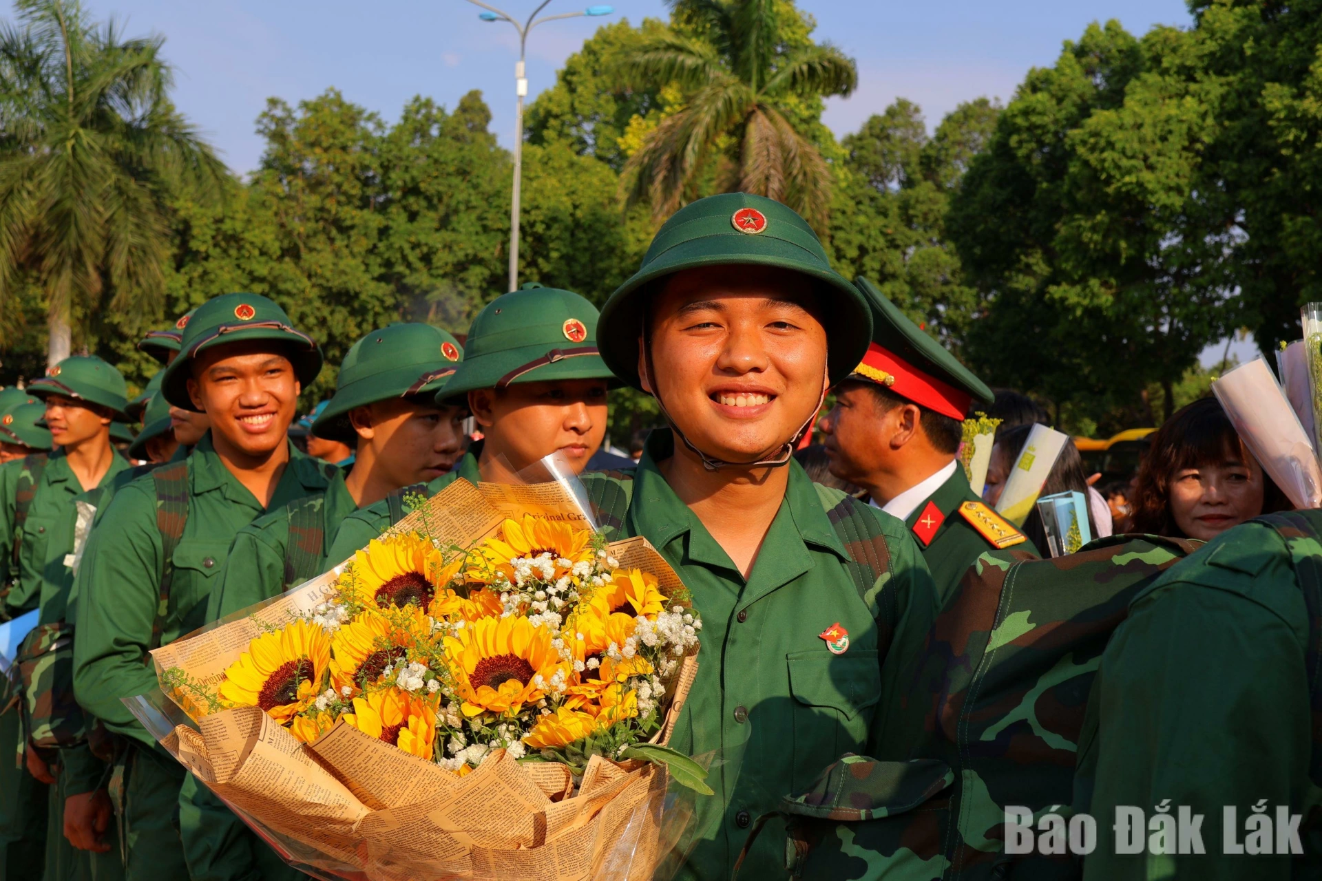 Nụ cười thanh niên nhập ngũ.