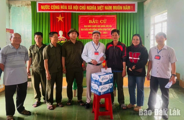 Bí thư Đảng ủy xã Ea Nuôl thăm, tặng quà các tổ bầu cử