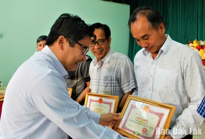 Vân Hòa khen thưởng 43 tập thể, cá nhân trong công tác bầu cử