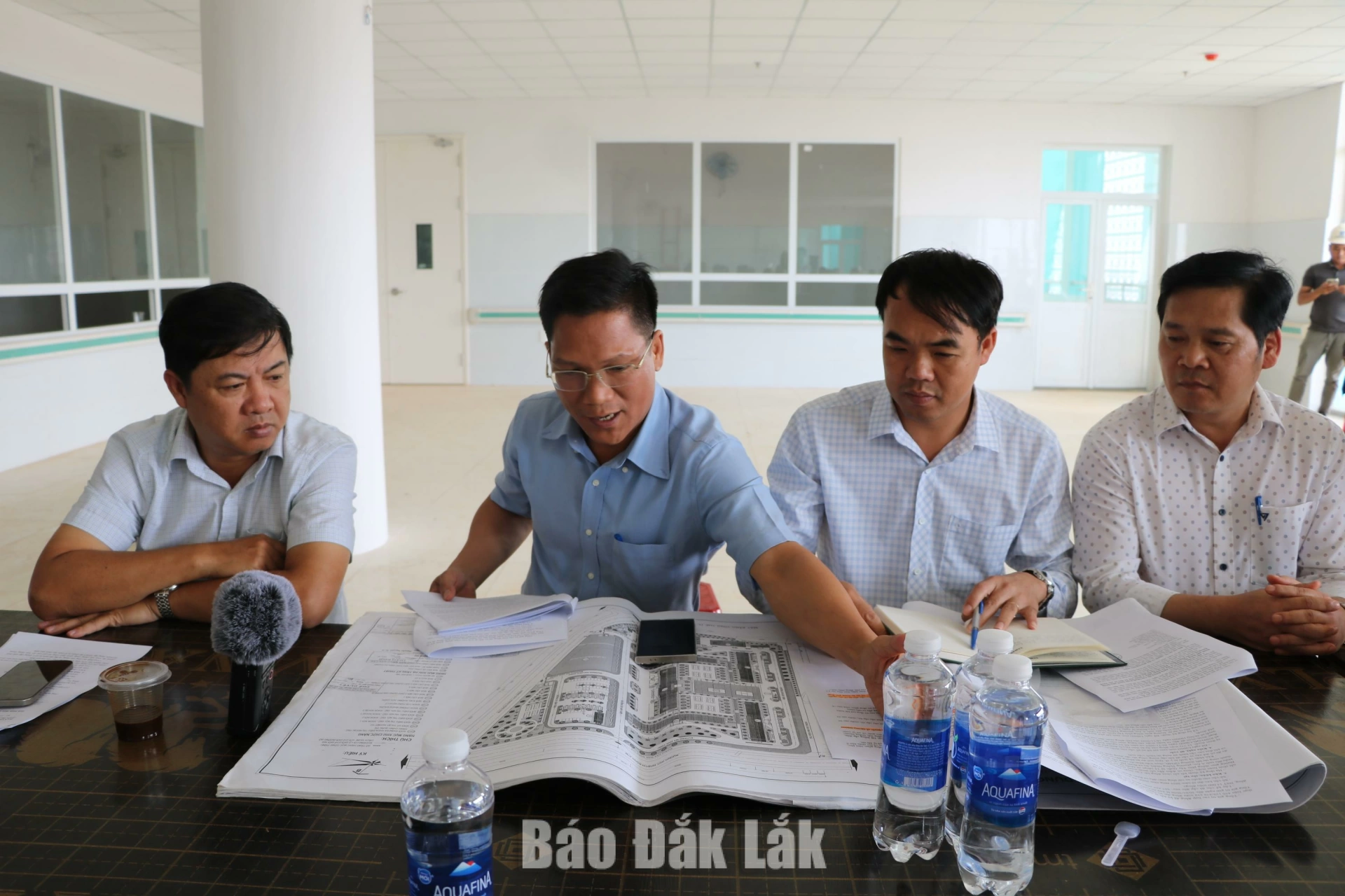 Lãnh đạo Ban Quản lý dự án đầu tư xây dựng công trình dân dụng và công nghiệp tỉnh giới thiệu về dự án Bệnh viện đa khoa Buôn Hồ cho đoàn công tác.