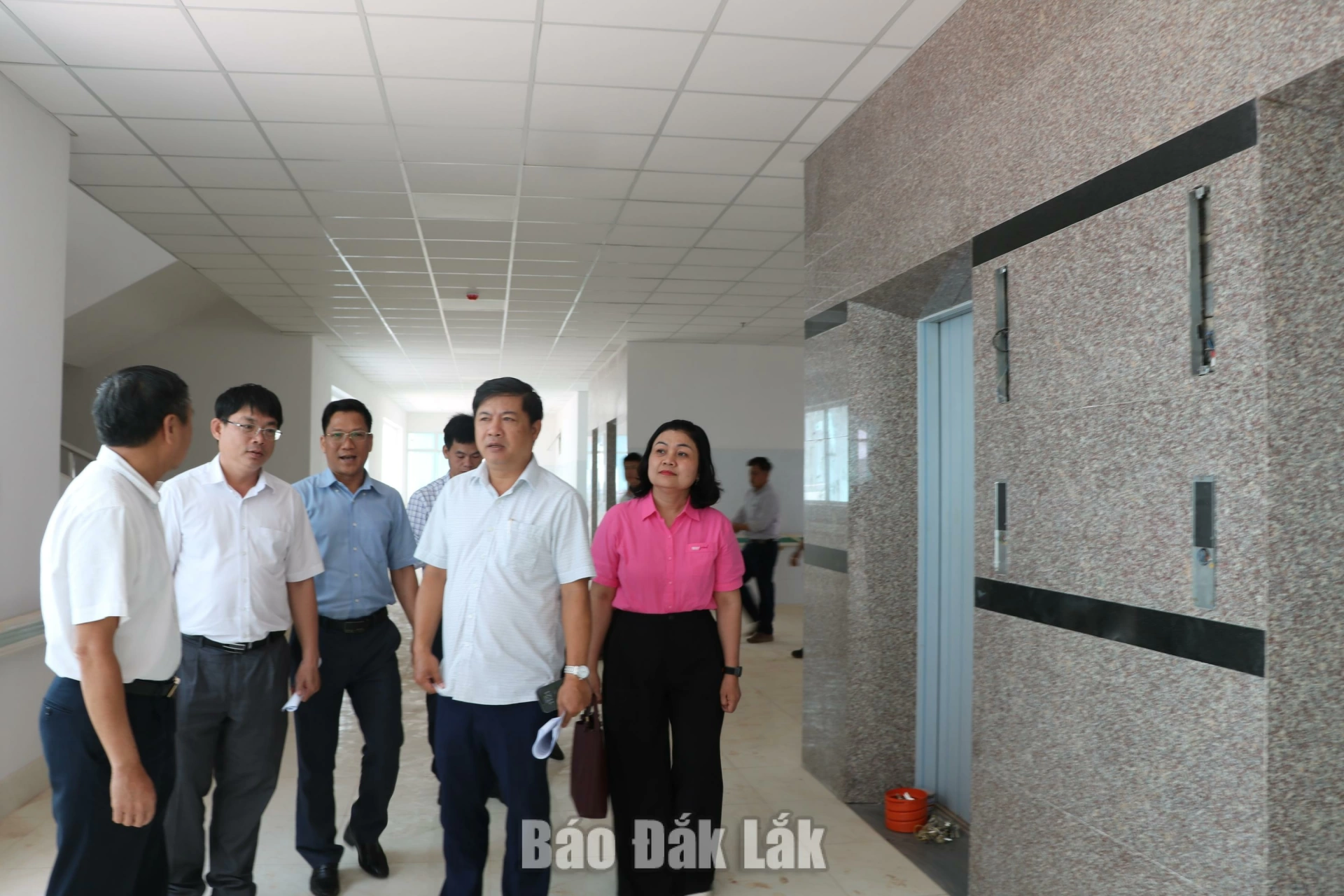 Bí thư Tỉnh ủy Lương Nguyễn Minh Triết và các đồng chí trong đoàn kiểm tra tiến độ thực hiện