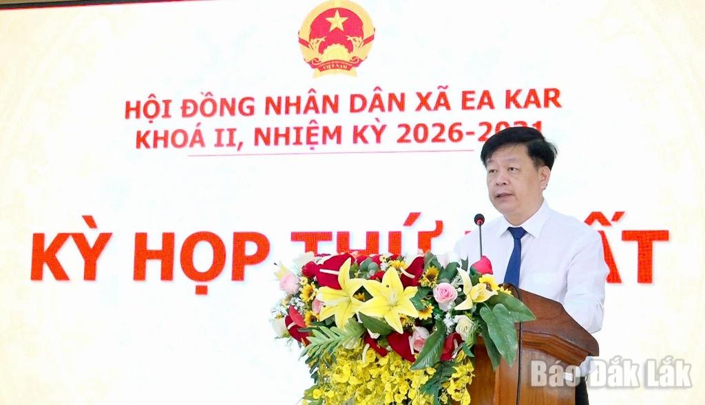 Đồng chí Trần Quang Trung, Bí thư Đảng ủy, Chủ tịch HĐND xã phát biểu tại kỳ họp.