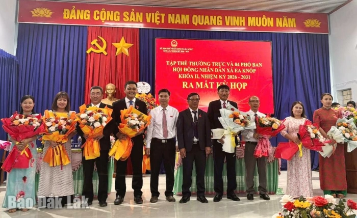 Kỳ họp thứ Nhất, HĐND xã Ea Knốp khóa II bầu các chức danh chủ chốt