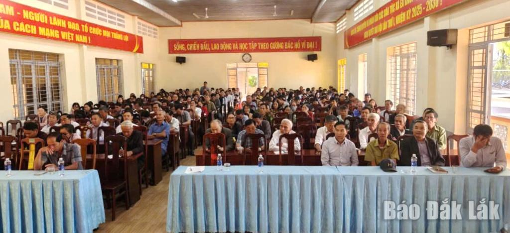 Các cán bộ, đảng viên của Đảng bộ xã Ea Knốp tham gia học tập, nghiện cứu, quán triệt và triển khai thực hiện Nghị quyết Đại hội XIV của Đảng.