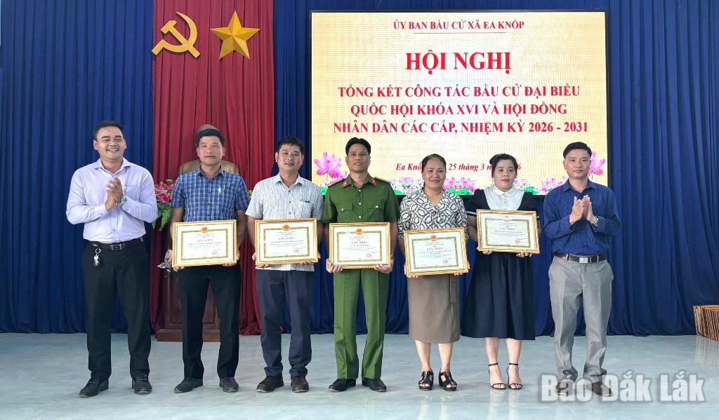 Bí thư Đảng ủy, Chủ tịch HĐND xã, Trưởng Ban chỉ đạo bầu cử, Chủ tịch Ủy ban Bầu cử xã Mlô Bren vàPhó Bí thư Thường trực Đảng ủy xã Nguyễn Văn Hải tặng giấy khen cho các tập thể.