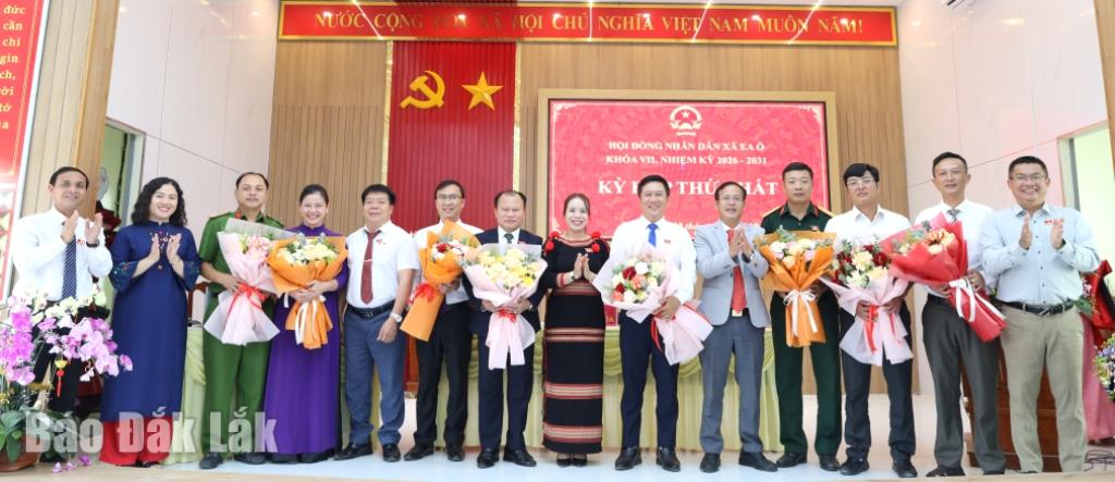 Bí thư Đảng ủy, Chủ tịch HĐND xã Ea Ô H Nan Byă và ta985ng hoa chúc mừng các đồng chí được bầu giữ chức danh chủ chốt UBND xã Ea Ô nhiệm kỳ 2026 - 2031.