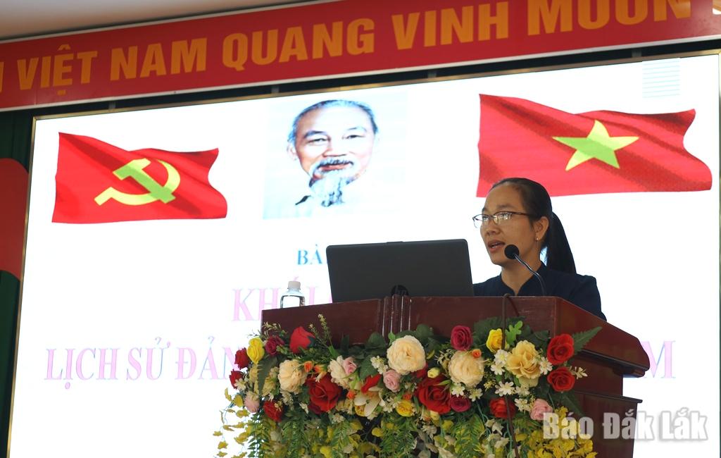 Ủy viên Ban Chấp hành Đảng bộ UBND tỉnh, Phó trưởng Ban Tuyên giáo và Dận vận Đảng ủy UBND tỉnh Phạm Thị Thảo truyền đạt chuyên đề tại lớ bồi dưỡng.