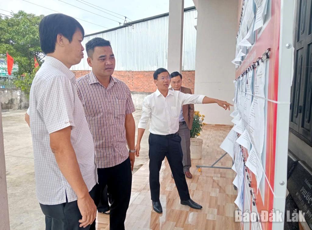 kiểm tra việc niêm yết danh sách cử tri tại các đơn vị bầu cử trên địa bàn xã Ea Knốp.