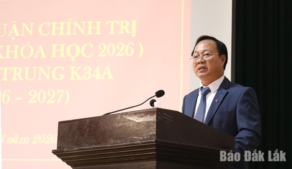 Tỉnh ủy viên, Hiệu trưởng Trường Chính trị tỉnh Huỳnh Chiến Thắng phát biểu khai mạc tại lễ khai giảng lớp trung cấp lý luận chính trị.