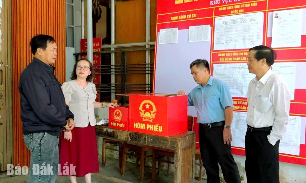 Bà Phạm Thị Ngọc Tuyết, Phó Chủ tịch Ủy ban MTTQ Việt Nam tỉnh kiêm Chánh Văn phòng Ủy ban MTTQ Việt Nam tỉnh kiểm tra công tác chuẩn bị hòm phiếu tại các khu vực bỏ phiếu trên địa bàn xã Ea Kar.