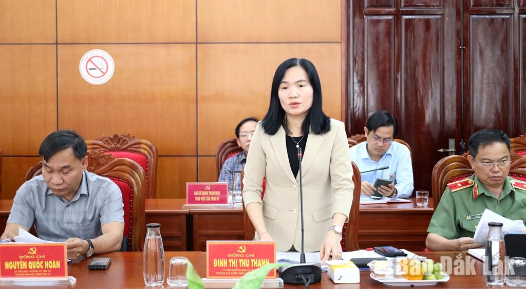 Ủy viên Ban Thường vụ Tỉnh ủy, Trưởng Ban Tuyên giáo và Dân vận Tỉnh ủy Đinh Thị Thu Thanh nêu ý kiến về việc tổ chức quán triệt, học tập, tuyên truyền và triển khai thực hiện các nghị quyết của Đảng.