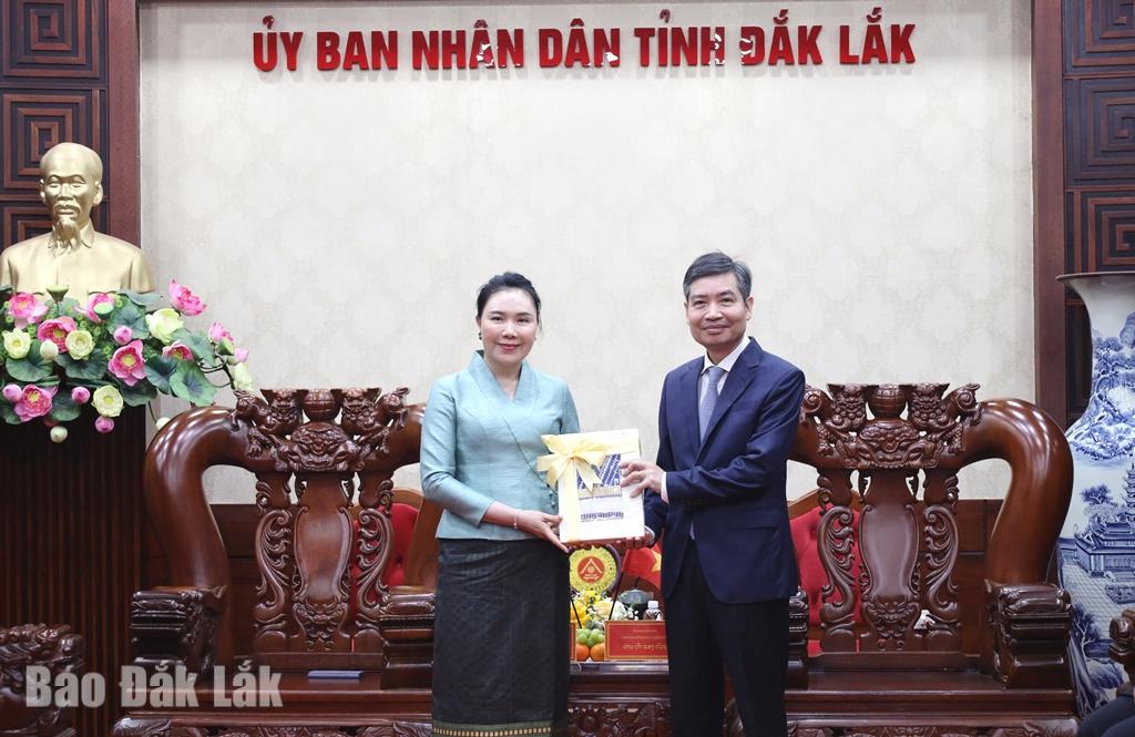 Đồng chí Vonekham Cheuangmanivong, Tổng Lãnh sự quán nước Cộng hòa Dân chủ Nhân dân Lào tại TP.  Đà Nẵng tặng quà lưu niệm cho đồng chí Tạ Anh Tuấn, Phó Bí thư Tỉnh ủy, Chủ tịch UBND tỉnh Đắk Lắk.