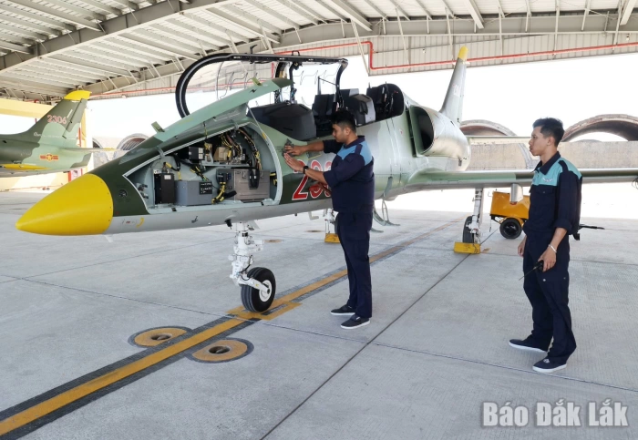 Lính kỹ thuật không quân nỗ lực bảo đảm an toàn vũ khí trang bị