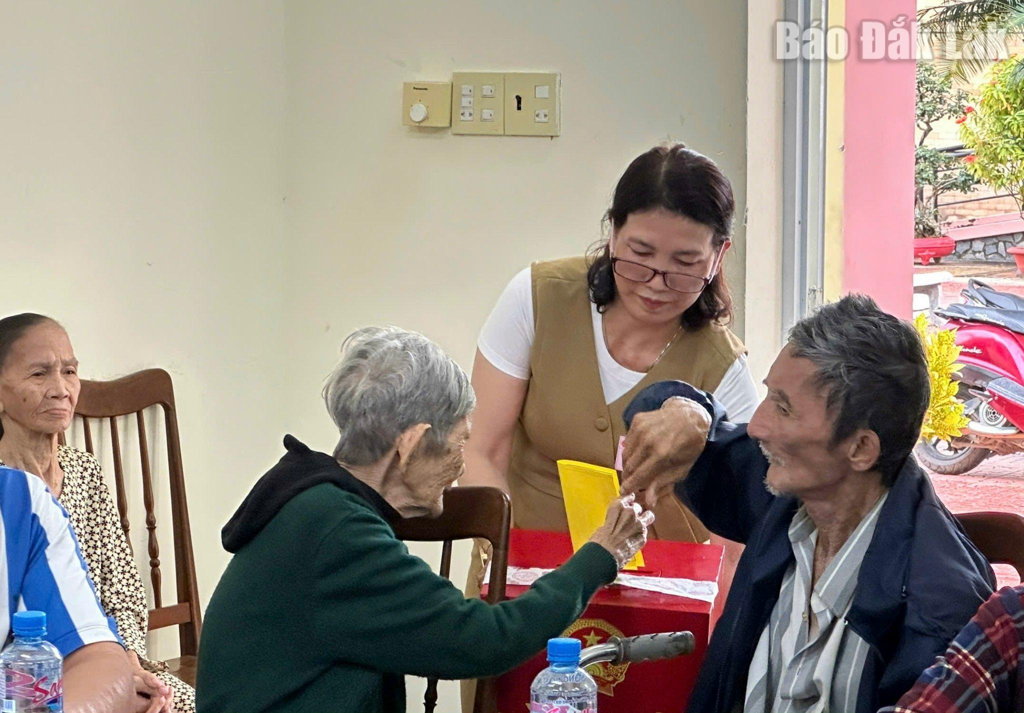 Những cử tri đặc biệt của Trung tâm Nuôi dưỡng người có công và Công tác xã hội Phú Yên tự tay mình bỏ phiếu bầu. Ảnh: T. Thảo