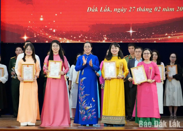 Nhận thức đúng vai trò của đảng viên, chi bộ trong bảo vệ nền tảng tư tưởng của Đảng