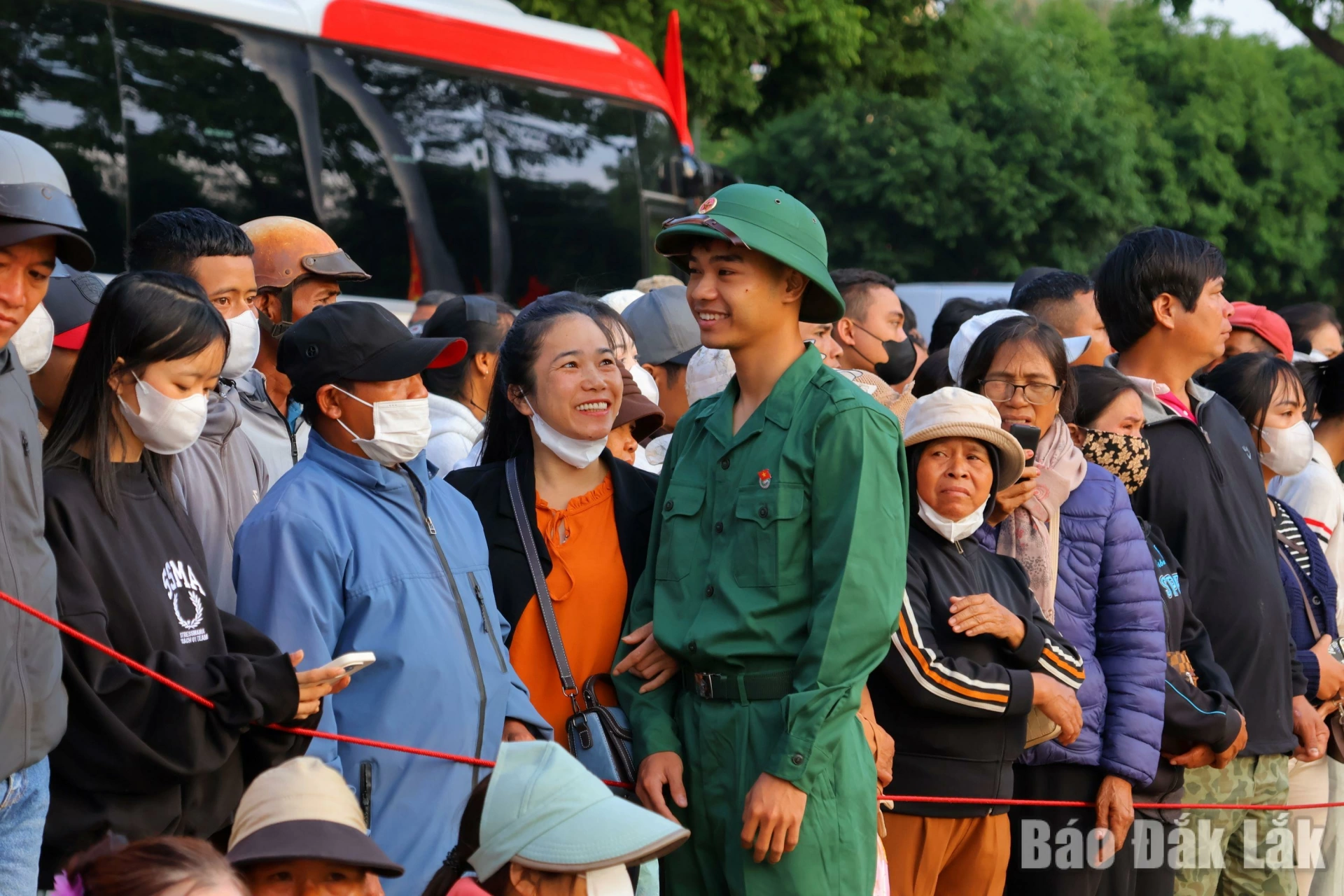 Người thân dặn dò tân binh trước khi lên đường nhập ngũ.