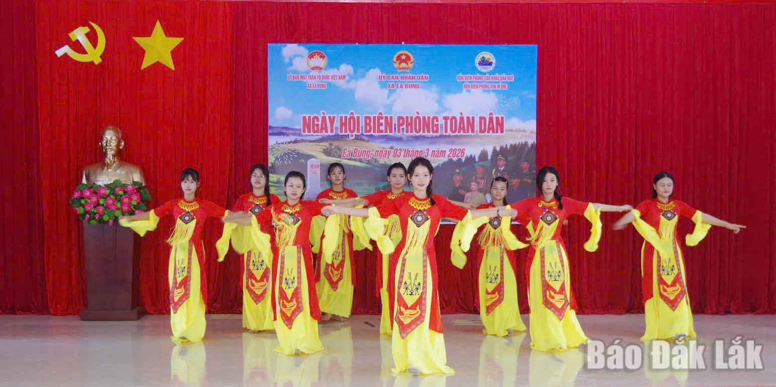 Giao lưu văn hóa văn nghệ tại ngày hội.