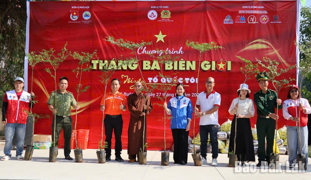 Trao tặng cây bóng mát cho Trường Tiểu học Y Jút.