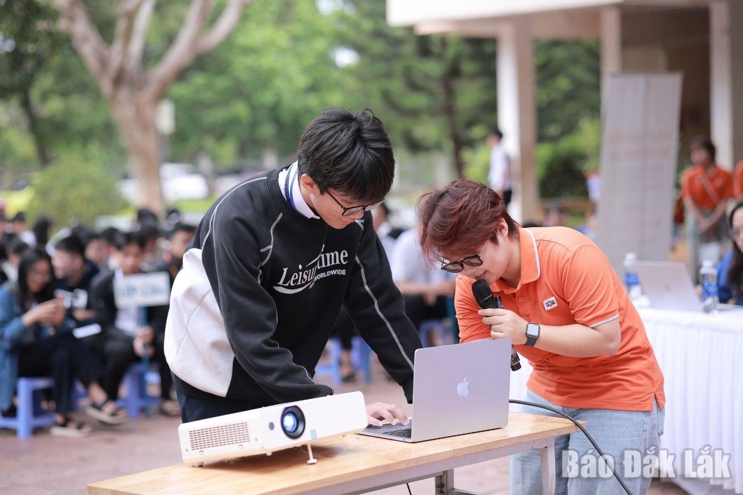 đại diện FPT cũng đã giao lưu, chia sẻ với học sinh về xu hướng công nghệ mới, vai trò của trí tuệ nhân tạo trong đời sống