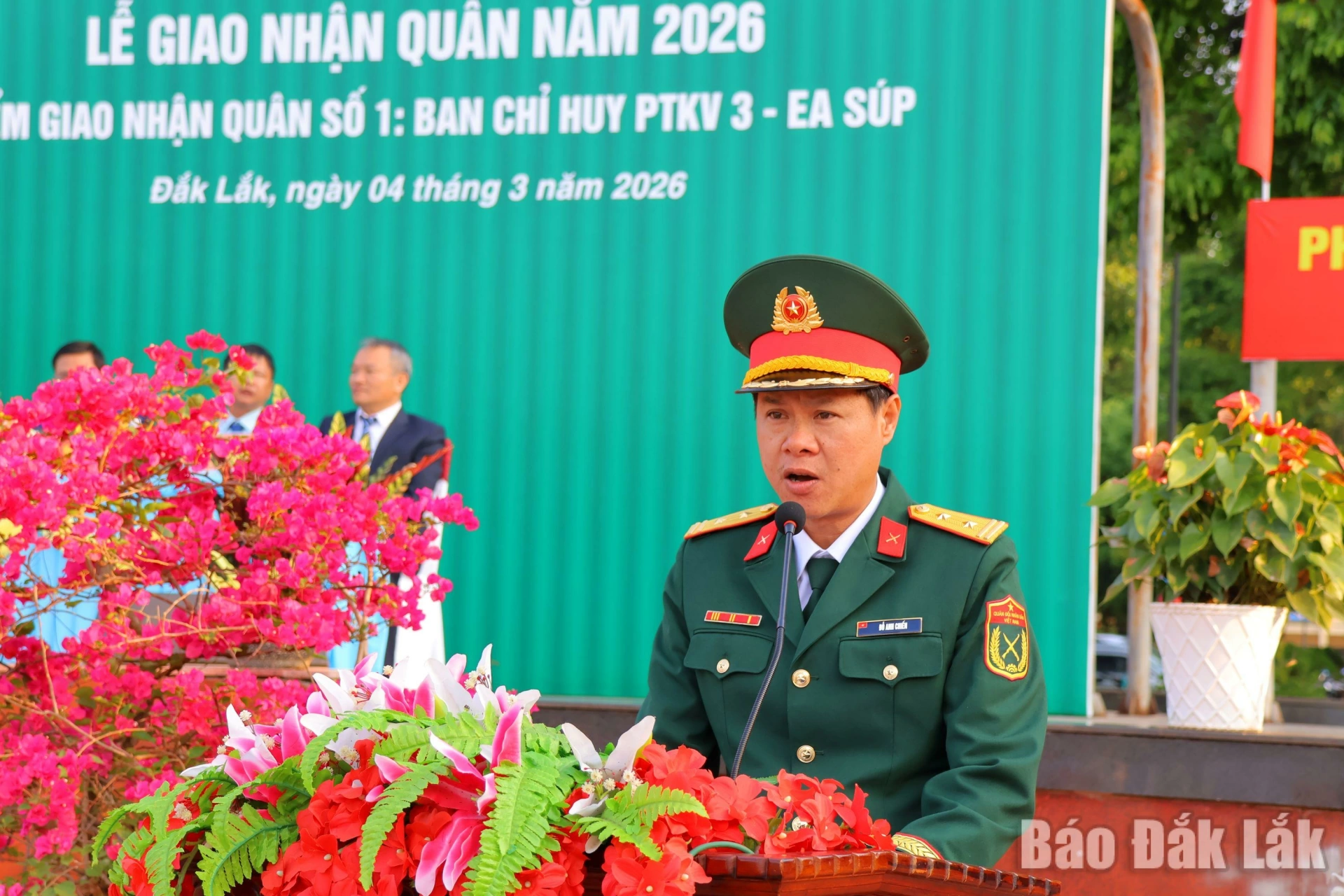 Trung tá Đỗ Anh Chiến, Chỉ huy trưởng Ban Chỉ huy Phòng thủ khu vực 3 - Ea Súp công bố quyết định giao chỉ tiêu công dân nhập ngũ.