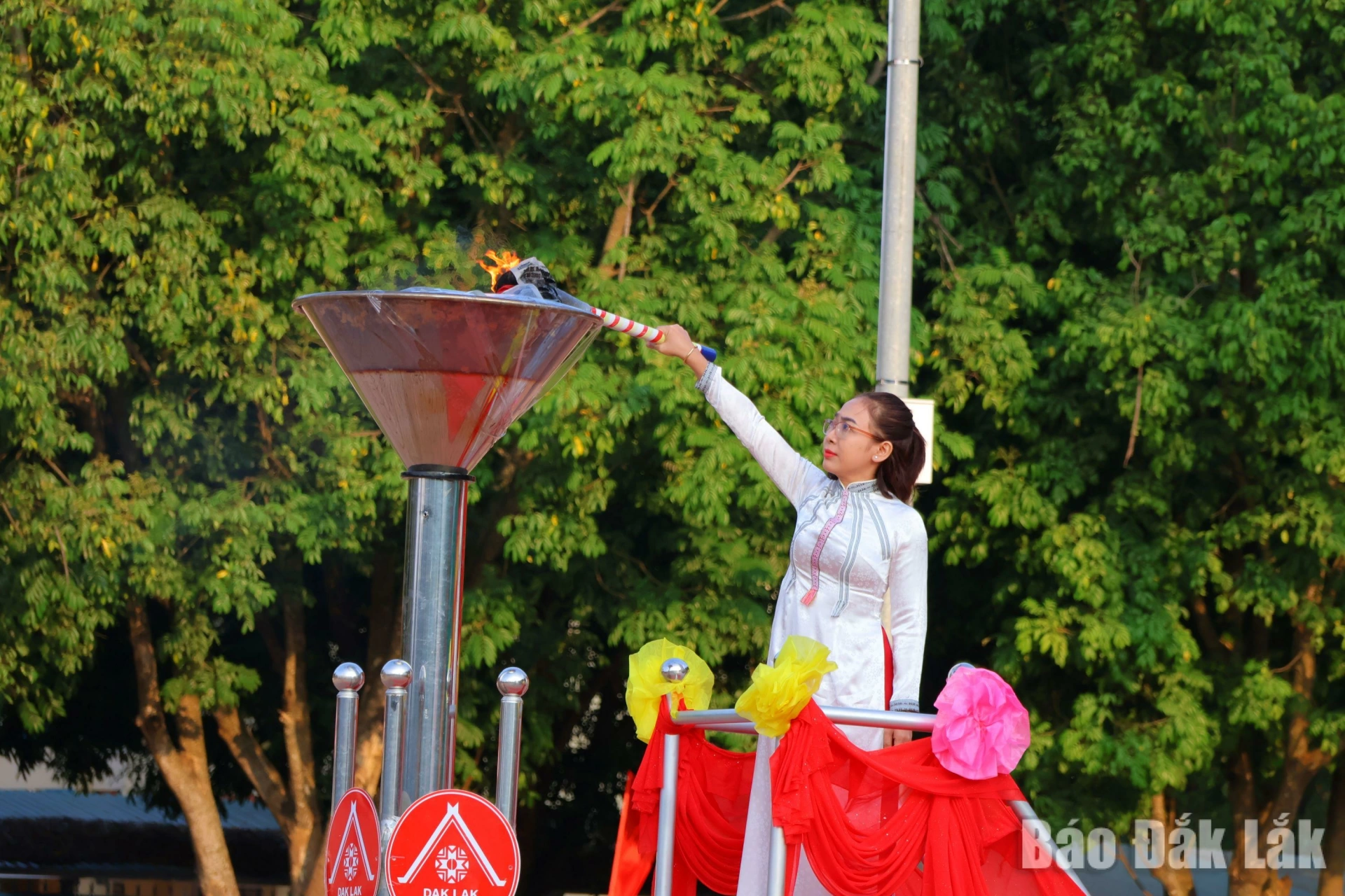 Đồng chí H Giang Niê, Uỷ viên Ban chấp hành Đảng bộ tỉnh, Bí thư Đảng uỷ, Chủ tịch HĐND xã Ea M’Droh thắp đuốc truyền thống tại lễ giao nhận quân.