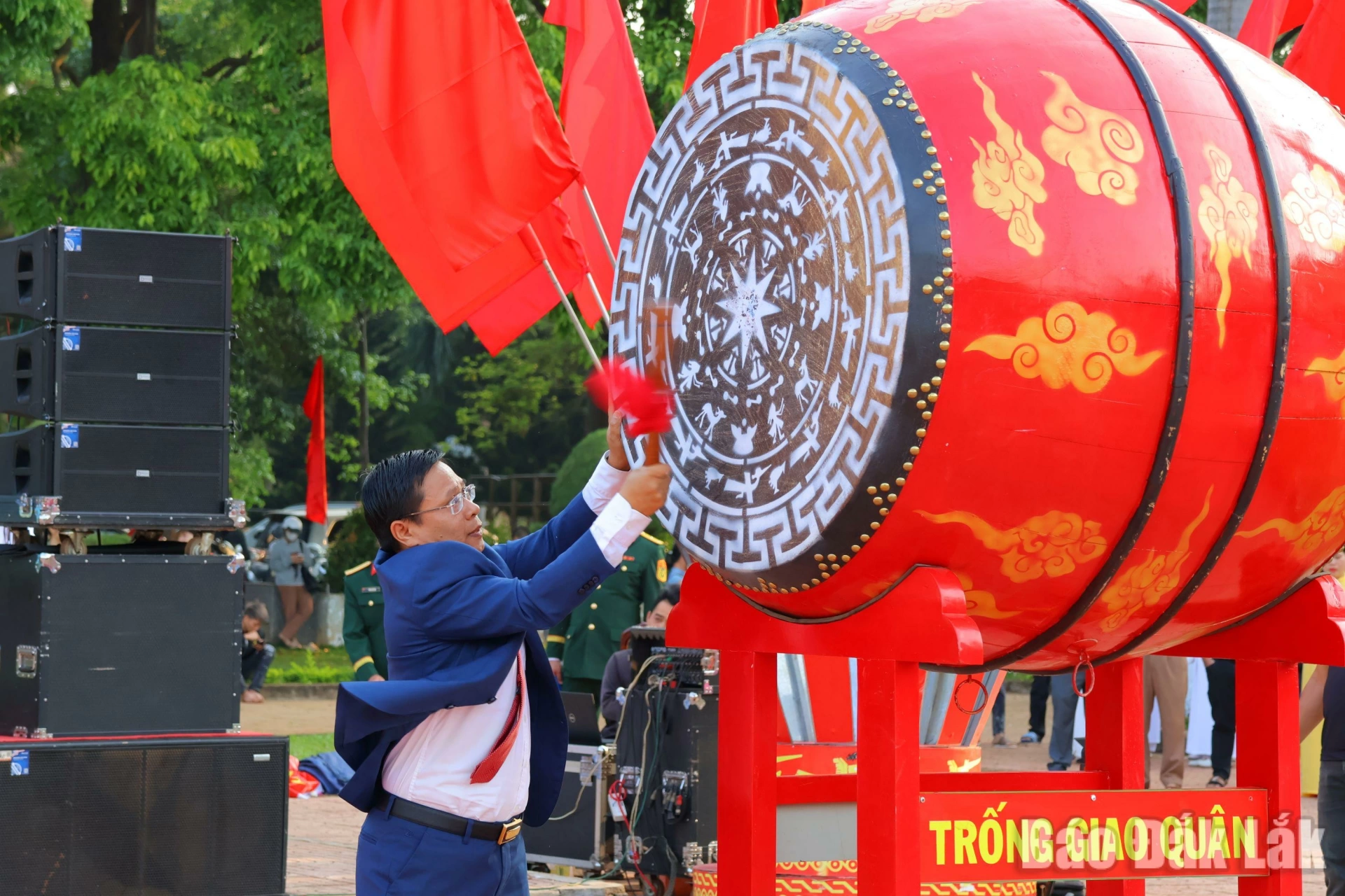 Đồng chí Vũ Hồng Nhật, Bí thư Đảng ủy xã Quảng Phú nổi trống mở hội giao quân.