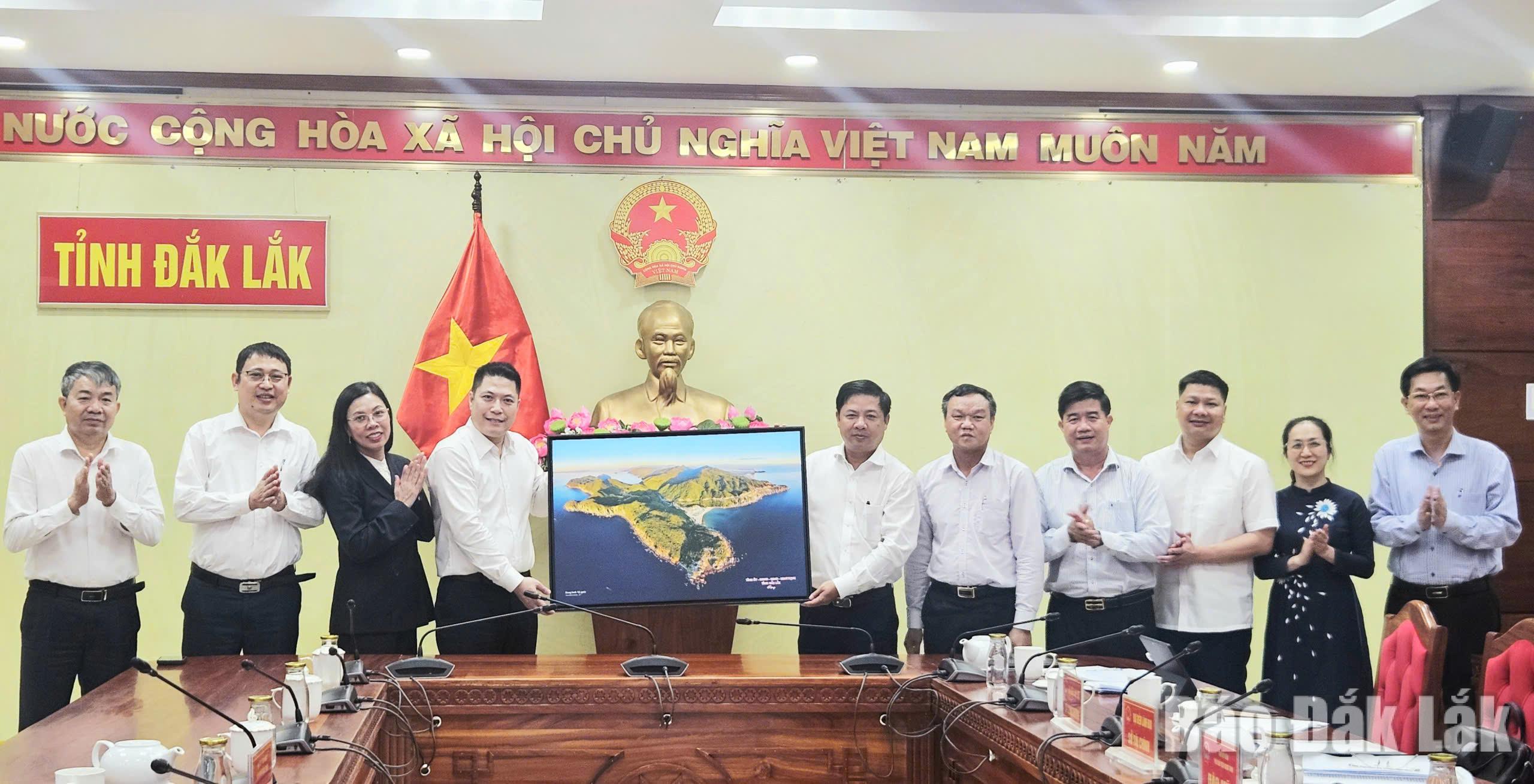 Lãnh đạo tỉnh trao quà lưu niệm tặng Tập đoàn Xuân Thiện.
