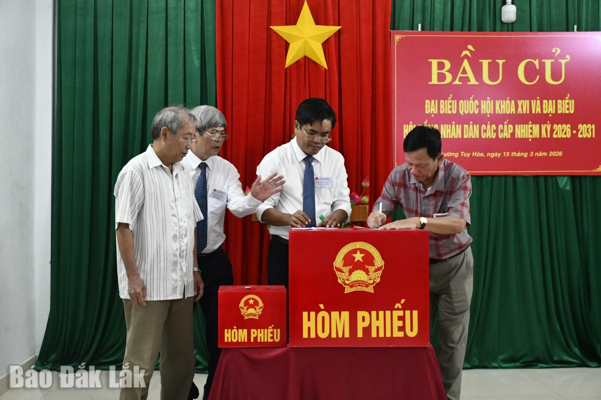 Các thành viên tổ bầu cử tiến hành kiểm tra, niêm phong thùng phiếu trước sự chứng kiến của cử tri.