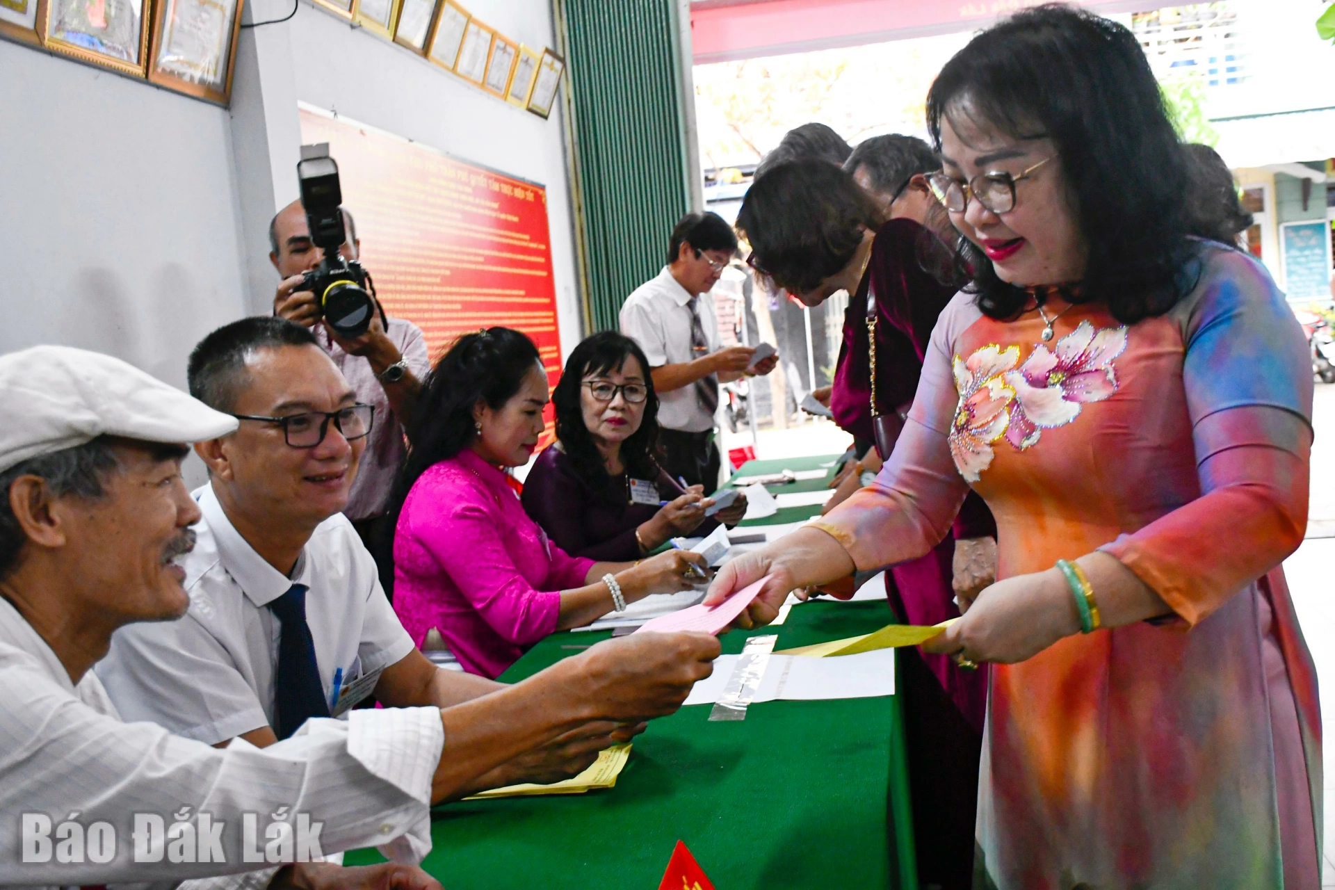 Đồng chí Cao Thị Hòa An nhận phiếu bầu đại biểu Quốc hội khóa XVI và đại biểu HĐND các cấp nhiệm kỳ 2026 - 2031.