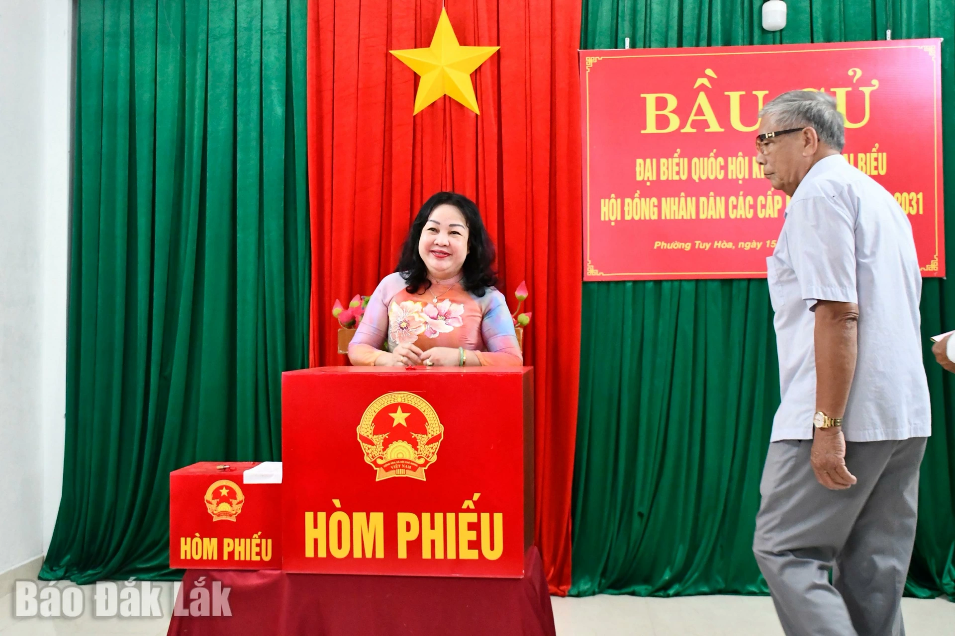 Đồng chí Cao Thị Hòa An, Ủy viên Trung ương Đảng, Phó Bí thư Thường trực Tỉnh ủy, Chủ tịch HĐND tỉnh, Chủ tịch Ủy ban Bầu cử tỉnh là cử tri đầu tiên bỏ phiếu tại Khu vực bỏ phiếu số 20.