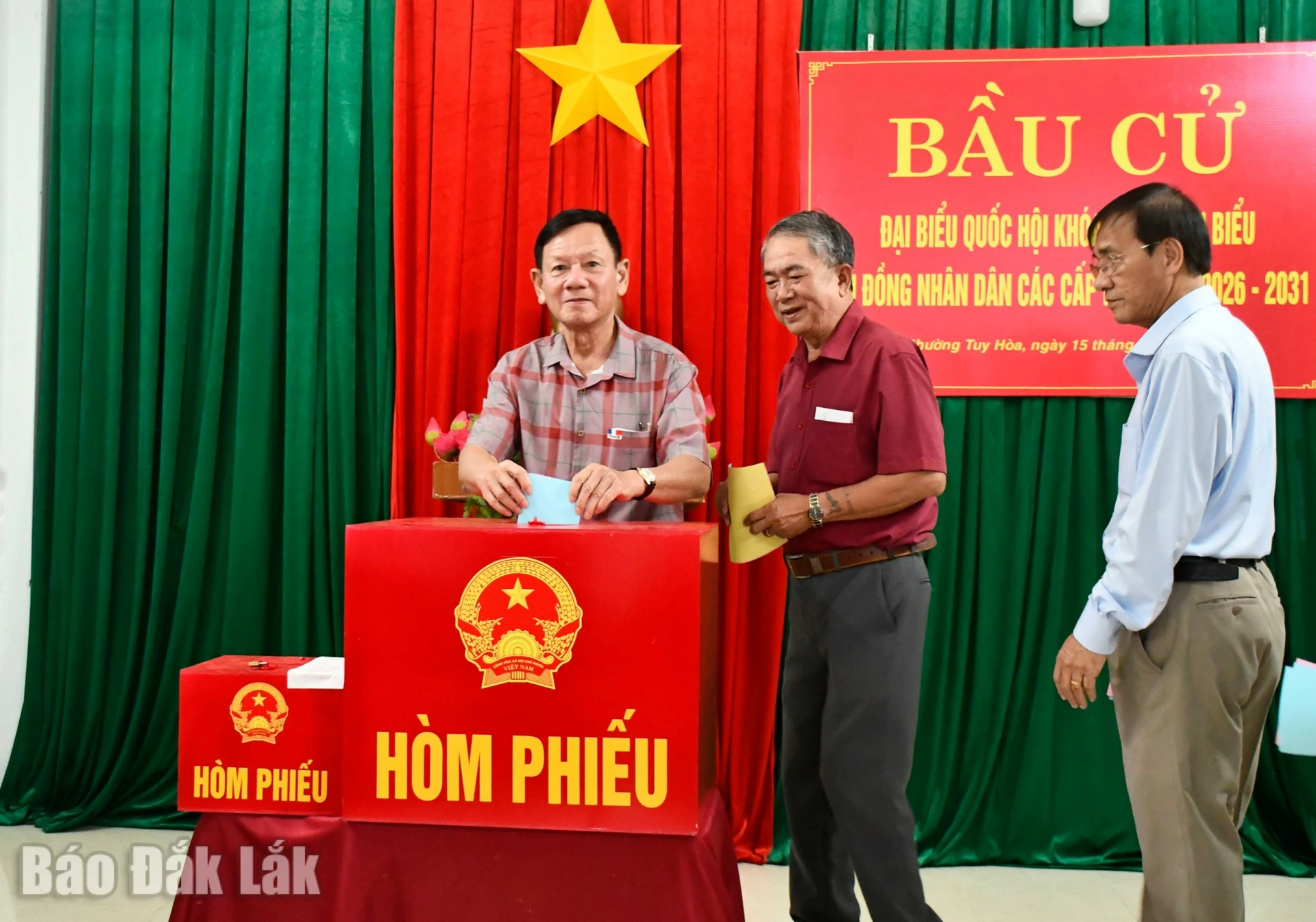 Cử tri khu phố 2 Trần Phú (phường Tuy Hòa) thực hiện quyền công dân của mình.