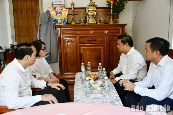 Provincial Party Secretary Luong Nguyen Minh Triet visits and presents gifts to policy beneficiary families