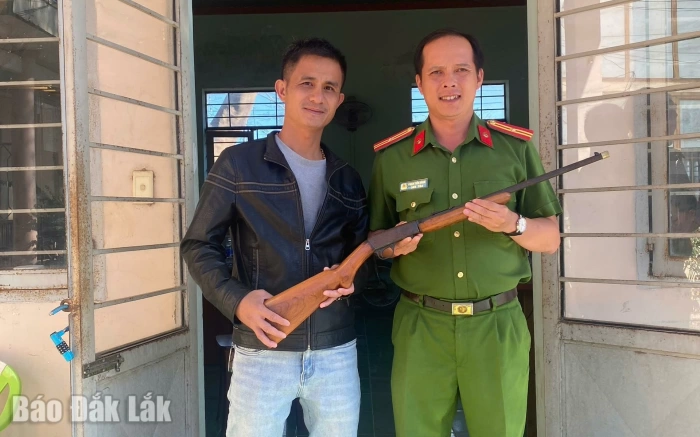 Người dân xã Đắk Phơi tự nguyện giao nộp vũ khí cho cơ quan Công an