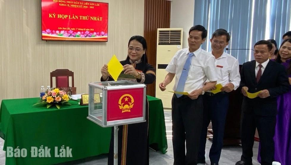 Các đại biểu bỏ phiếu bầu các chức danh.