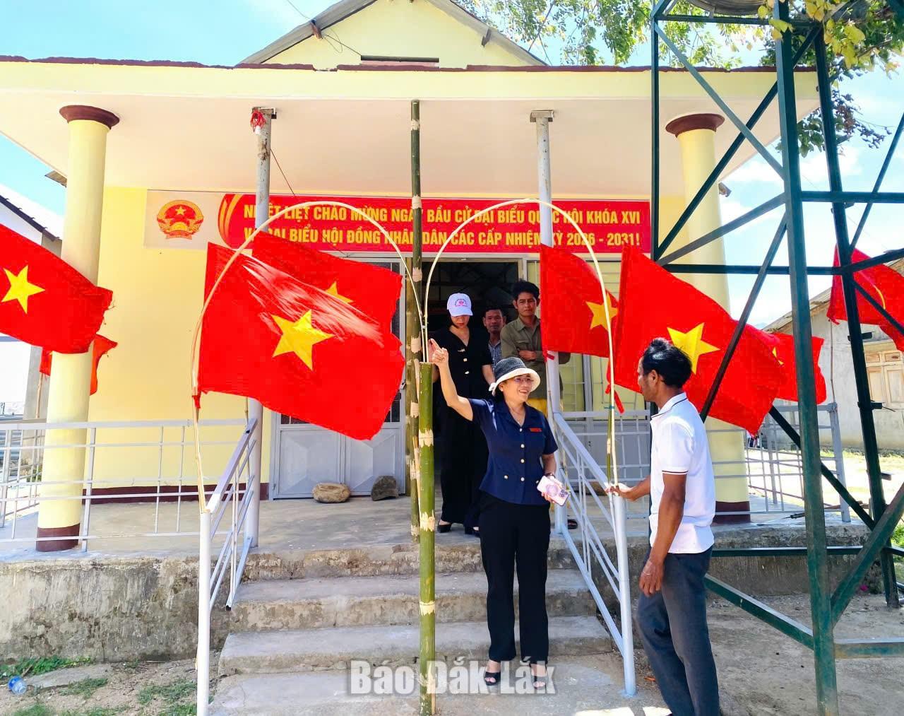 Bí thư Đảng ủy, Chủ tịch HĐND xã, Chủ tịch Ủy ban Bầu cử xã Liên Sơn Lắk Đào Thị Thanh An kiểm tra công tác trang trí, khánh tiết tại Khu vực bỏ phiếu số 24.