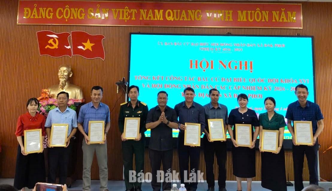 Bí thư Đảng ủy, Chủ tịch HĐND xã Đắk Phơi Nay Y Phú trao giấy chứng nhận đại biểu HĐND xã khóa XIII, nhiệm kỳ 2026 - 2031.