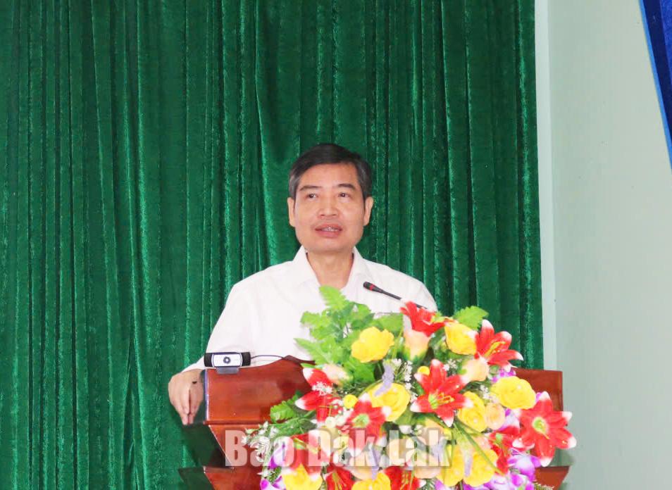 Đồng chí Tạ Anh Tuấn, Phó Bí thư Tỉnh ủy, Bí thư Đảng ủy UBND tỉnh, Chủ tịch UBND tỉnh Đắk Lắk trình bày chương trình hành động tại buổi tiếp xúc cử tri.