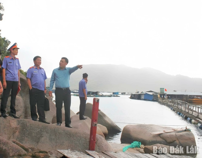 Di chuyển bè nổi vi phạm tại khu vực Di tích lịch sử Tàu không số Vũng Rô