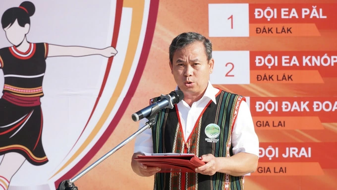 Ông Nguyễn Văn Ý, Phó Giám đốc Sở Văn hóa, Thể thao và Du lịch tỉnh Gia Lai, phát biểu tại Lễ khai mạc. Ảnh: Báo ảnh Dân tộc và Miền núi