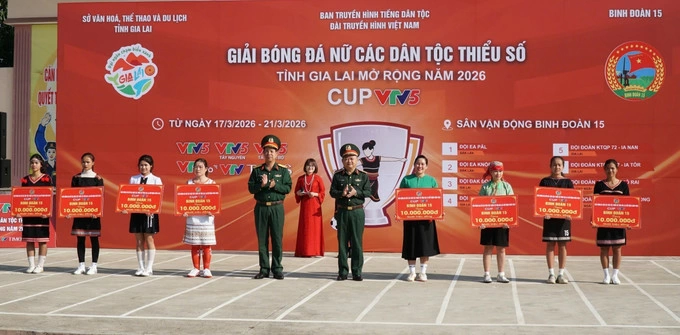 Binh đoàn 15 tặng 10 triệu đồng/đội tham gia Giải. Ảnh: Báo ảnh Dân tộc và Miền núi