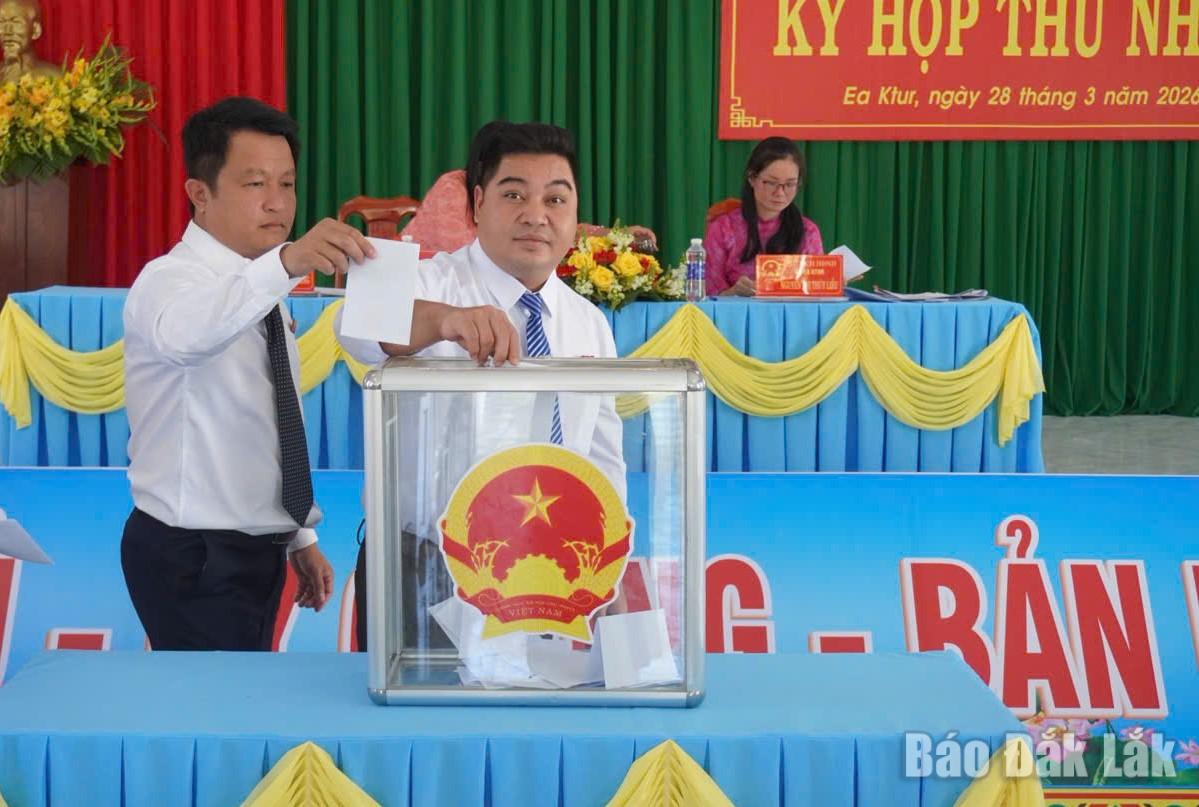 Các đại biểu bỏ phiếu bầu các chức danh chủ chốt theo quy định.