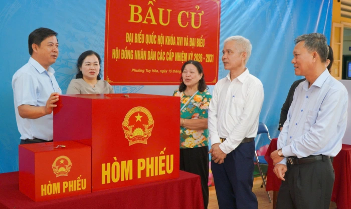 Bí thư Tỉnh ủy Lương Nguyễn Minh Triết kiểm tra công tác bầu cử tại các địa phương