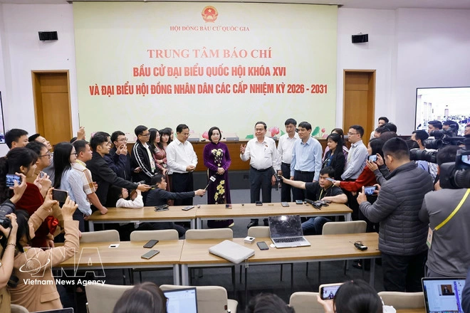 Chairman of the National Assembly and Chairman of the National Election Council Tran Thanh Man offers encouragement to journalists at the press centre on March 15. (Photo: VNA)