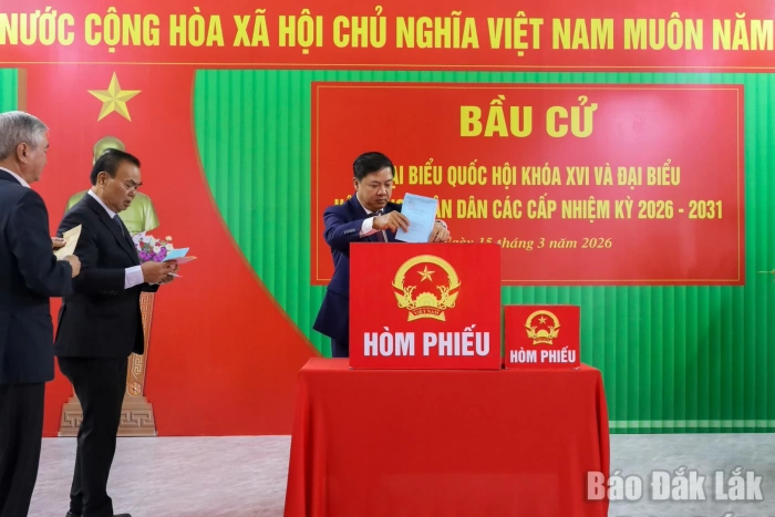 Provincial Party Secretary, comrade Luong Nguyen Minh Triet casts ballot in Buon Ma Thuot ward