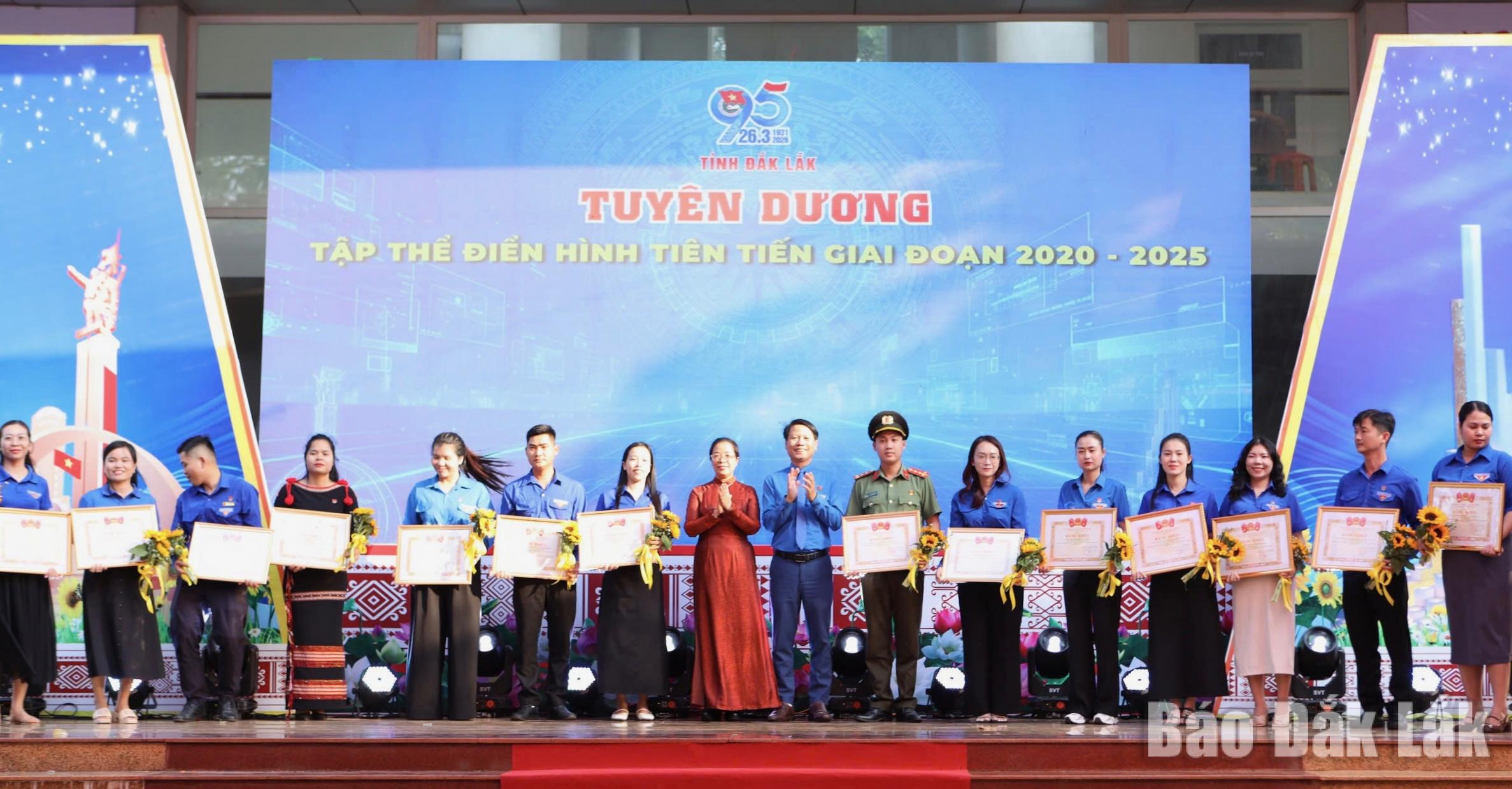 Phó Bí thư Tỉnh ủy, Chủ tịch Ủy ban MTTQ Việt Nam tỉnh Y Giang Gry Niê Knơng và Phó Bí thư Thường trực Tỉnh Đoàn Y Lê Pas Tơr tặng bằng khen cho các cá nhân tiêu biểu.