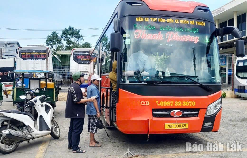 Trong bối cánh nguyên liệu xăng dầu tăng giá, các doanh nghiệp vận tải chật vật bảo đảm nguồn cung cho hoạt động kinh doanh.