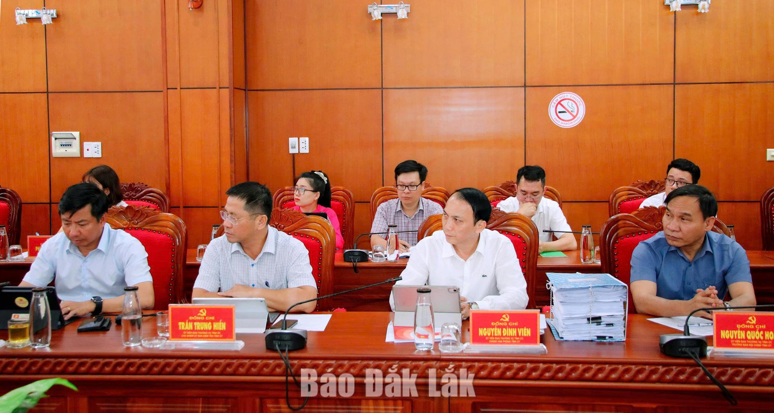 Các đồng chí Ủy viên Ban Thường vụ Tỉnh ủy tham dự hội nghị. Ảnh: Thế Hùng