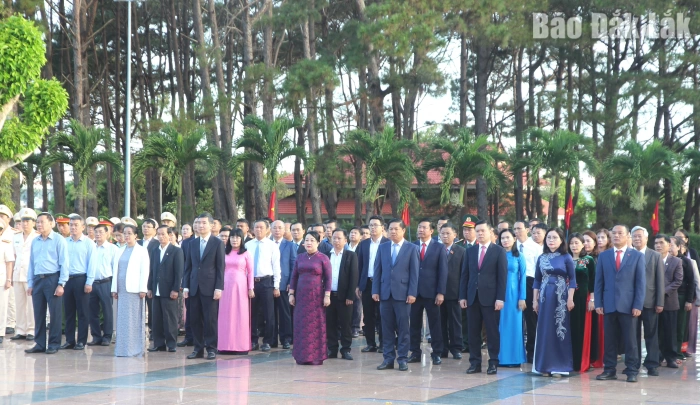 Viếng Nghĩa trang Liệt sĩ tỉnh nhân kỷ niệm 51 năm Chiến thắng Buôn Ma Thuột