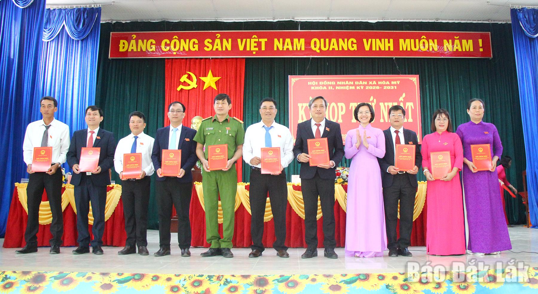 Chủ tịch UBND xã Hòa Mỹ Lê Thị Hoài Vinh trao chứng nhận cho các đại biểu HĐND xã khóa II.