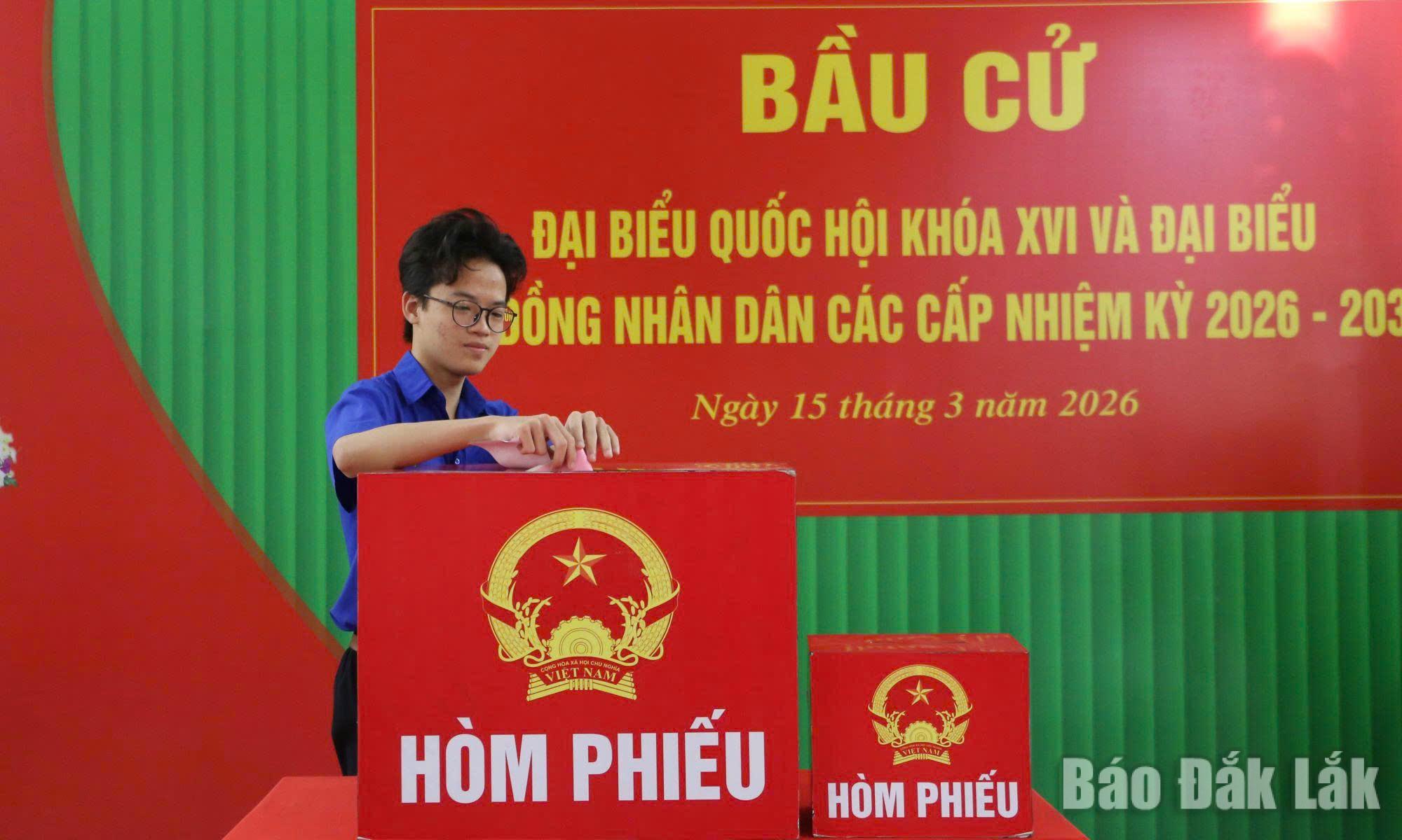 Em Đinh Tuấn Đạt (18 tuổi, học sinh Trường THPT Đông Du) xúc động khi lần đầu tiên được thực hiện quyền cử tri. Ảnh: Hà My